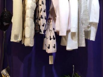 秋冬新品綻放 歐時力風格二創服飾引領廣州潮流折扣批發