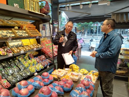 守護(hù)消費(fèi)與生態(tài) 瀘州納溪市場(chǎng)監(jiān)管局開展生鮮食用農(nóng)產(chǎn)品過(guò)度包裝專項(xiàng)檢查